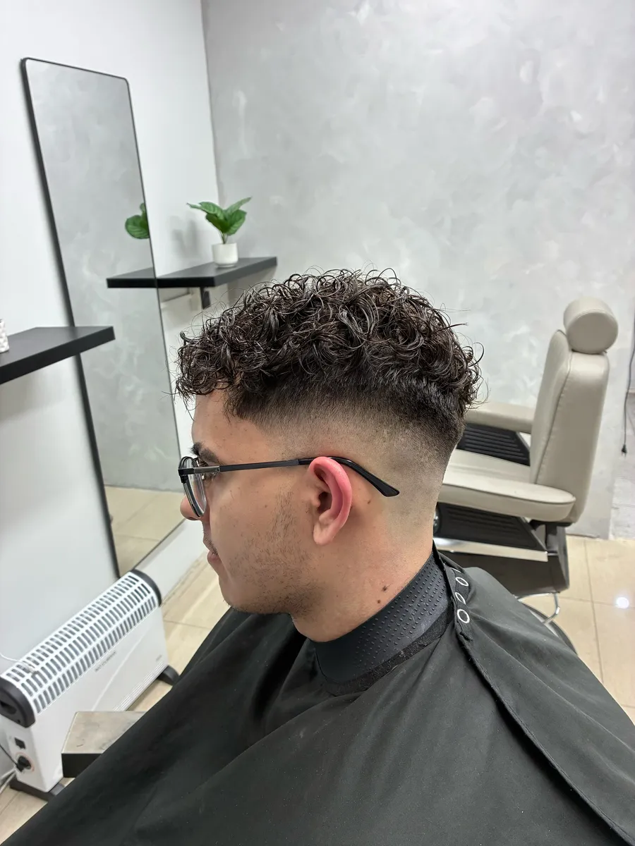 Corte fade con cabello ondulado
