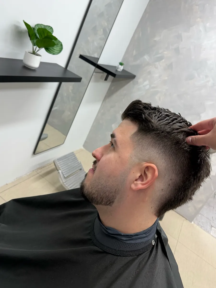 Corte fade y perfilado de barba